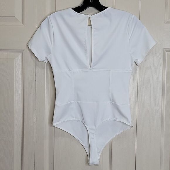 Le Lis White Tee Bodysuit Size Small NWT - Picture 7 of 11